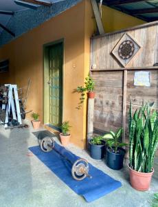 ein Haus mit einer blauen Matte vor einem Gebäude in der Unterkunft Casa Canoa in Imbituba