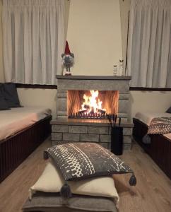 Кровать или кровати в номере Metsovo Fireplace Retreat 2