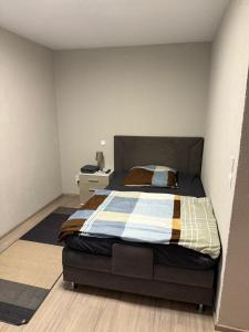 Postel nebo postele na pokoji v ubytování NEON Apartements