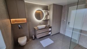 Un baño de BoardersPalace Luxury Apartment with private Sauna 29 fotos más