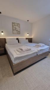 Una cama o camas en una habitación de BoardersPalace Luxury Apartment with private Sauna