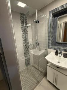 Koupelna v ubytování NEON Apartements + 23 fotografií