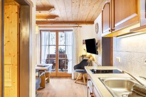 een kleine keuken met een wastafel en een raam bij Ferienwohnung Höllental in Grainau