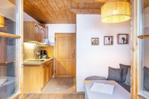 een kleine keuken en woonkamer in een tiny house bij Ferienwohnung Höllental in Grainau