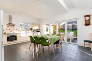 uma cozinha e sala de jantar com mesa e cadeiras em Arwerydd em Aberporth