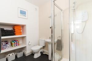 um banheiro com vaso sanitário e chuveiro em Arwerydd em Aberporth mais 23 fotografias