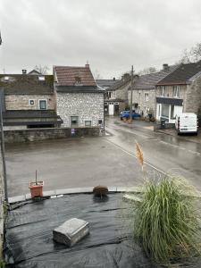 Blick auf einen Parkplatz mit einem geparkten Auto in der Unterkunft Laventure in Aywaille