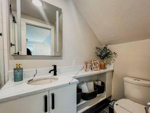 Ένα μπάνιο στο 9 Min Walk to Pearl Street - Downtown Boulder +35 φωτογραφίες