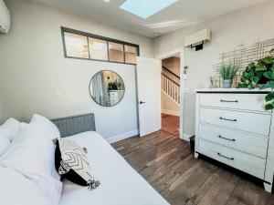 Ένα ή περισσότερα κρεβάτια σε δωμάτιο στο 9 Min Walk to Pearl Street - Downtown Boulder