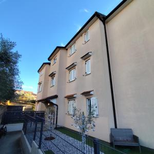 un edificio con una recinzione e una panchina accanto di Apartman Ema a Tar