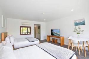 En eller flere senge i et værelse på Bay View Ocean Breeze