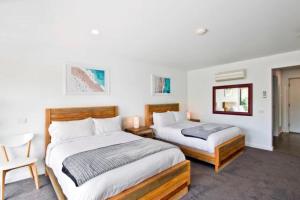 En eller flere senge i et værelse på Bay View Ocean Breeze