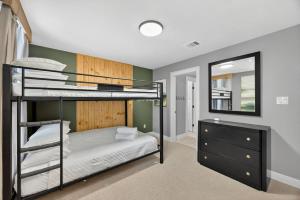 Postel nebo postele na pokoji v ubytování Conroe 4BR Covered Patio Game Room Playset