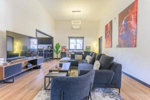 Residence 4 - Comfy Apts & Balconies in Mar Mikhael في Al Mudawwar: غرفة معيشة مع أريكة وتلفزيون