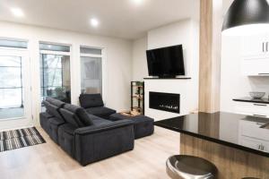 a living room with a couch and a tv at Lynx spa detente Orford in Magog-Orford