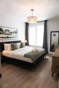 a bedroom with a large bed with a large window at Lynx spa detente Orford in Magog-Orford