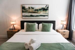 a bedroom with a bed with towels on it at Lynx spa detente Orford in Magog-Orford