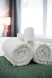 a towel animal made out of towels on a bed at Lynx spa detente Orford in Magog-Orford