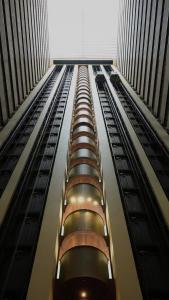 ベロオリゾンテにあるOuro Minas Hotel Belo Horizonte, Dolce by Wyndhamのバルコニーが並んだ高層ビル