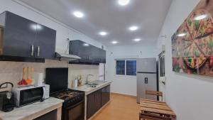 una cucina con fornelli e microonde di Confort & Soleil Akid Lotfi a Orano