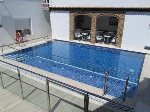 Basen w obiekcie Apartamentos Trinidad lub w pobliżu