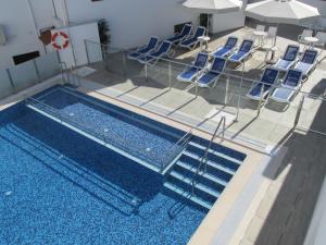 Basen w obiekcie Apartamentos Trinidad lub w pobliżu