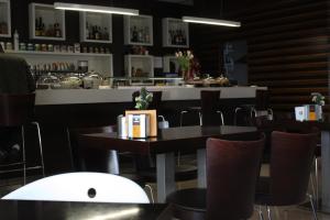 restauracja ze stołami i krzesłami oraz barem w obiekcie Hotel Pontes do Eume w mieście Puentes de García Rodríguez +25 zdjęć