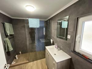 Ένα μπάνιο στο Azure Estrella do Porto