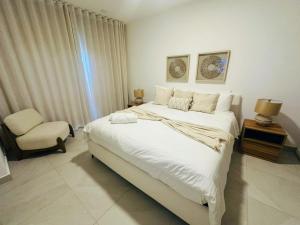 Postel nebo postele na pokoji v ubytování Modern 2-BR Apartment Facing the Pool