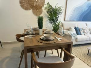 Posezení v ubytování Modern 2-BR Apartment Facing the Pool