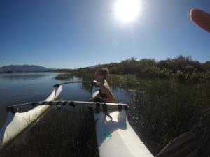 Eine Frau sitzt auf einem Boot auf dem Wasser in der Unterkunft Casa Canoa in Imbituba + 5 Fotos