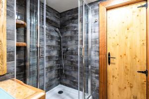 a bathroom with a shower with a glass shower stall at Apartman Kamzik - 2 in Veľká Lomnica +16 photos