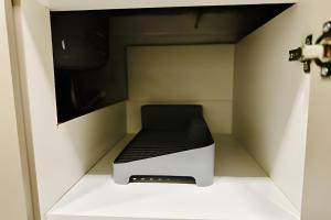 a microwave oven sitting inside of a room at Studio Citrino – Localização perfeita próx. da Ufu in Uberlândia