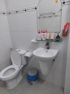 Phòng tắm tại Nhà nghỉ giá rẻ hội an