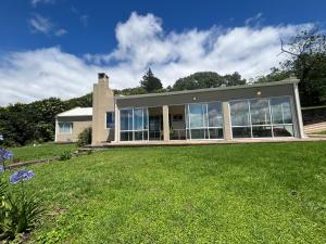a house with large windows and a yard at Verde Encanto in Siambón