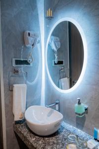 Ένα μπάνιο στο Lux Inn Hotel