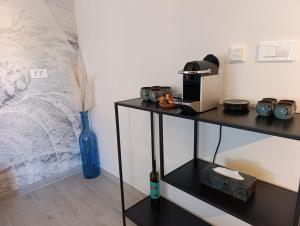 Příslušenství pro přípravu čaje a kávy v ubytování Bijelić Luxury Apartment with Jacuzzi + 24 fotografií