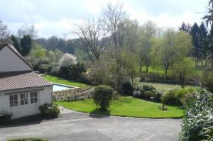 uma casa com um jardim e uma entrada em La Marache em Ohain