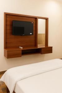 TV a/nebo společenská místnost v ubytování Hotel Padharo Sa Resort , Vrindavan - Lavish & Luxury rooms with parking near prem mandir