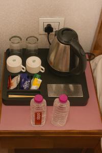 Příslušenství pro přípravu čaje a kávy v ubytování Hotel Padharo Sa Resort , Vrindavan - Lavish & Luxury rooms with parking near prem mandir