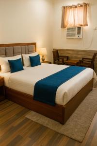 Postel nebo postele na pokoji v ubytování Hotel Padharo Sa Resort , Vrindavan - Lavish & Luxury rooms with parking near prem mandir