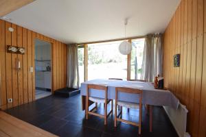 Private holiday home near the sea SE09157 في Spekeröd: مطبخ مع طاولة وكراسي في الغرفة +25 صورة