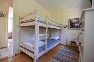 Private holiday home near the sea SE09157 في Spekeröd: غرفة نوم بها سريرين بطابقين في الغرفة
