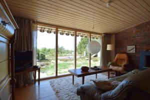 Private holiday home near the sea SE09157 في Spekeröd: غرفة معيشة مع أريكة ونافذة كبيرة