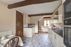 Η κουζίνα ή μικρή κουζίνα στο 2 Bed in Gunnerside oc-ds230