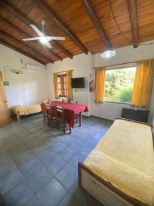 TV a/nebo společenská místnost v ubytování Complejo de cabañas en Nono