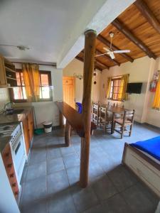 Kuchyň nebo kuchyňský kout v ubytování Complejo de cabañas en Nono