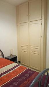 聖克羅蒂德的住宿－Appartement Centre Sainte-Clotilde，一间卧室配有一张床和一个衣柜