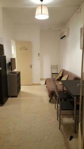 聖克羅蒂德的住宿－Appartement Centre Sainte-Clotilde，客厅配有沙发和桌子