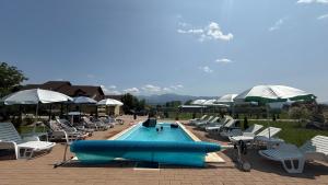 Nespecifikovaný výhled na hory nebo výhled na hory při pohledu z prázdninového domu